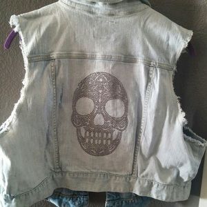 💕Torrid Skull studded Jean Vest💀☠️